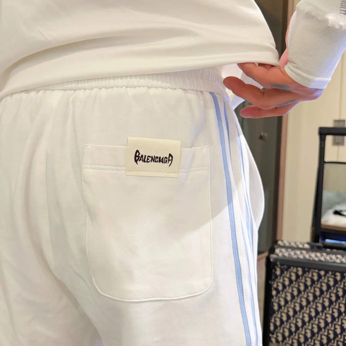 Balenciaga's three-standard complete 2026 summer New Arrival men's casual shorts, advanced custom-made Breathable fabric, Breathable fabric, extremely stretchy and comfortable, impeccable details, top-grade accessories, original logo design concept, delicate and soft feel! The upper body fit is awesome! Size: M-XXXL Please state your height and weight when ordering